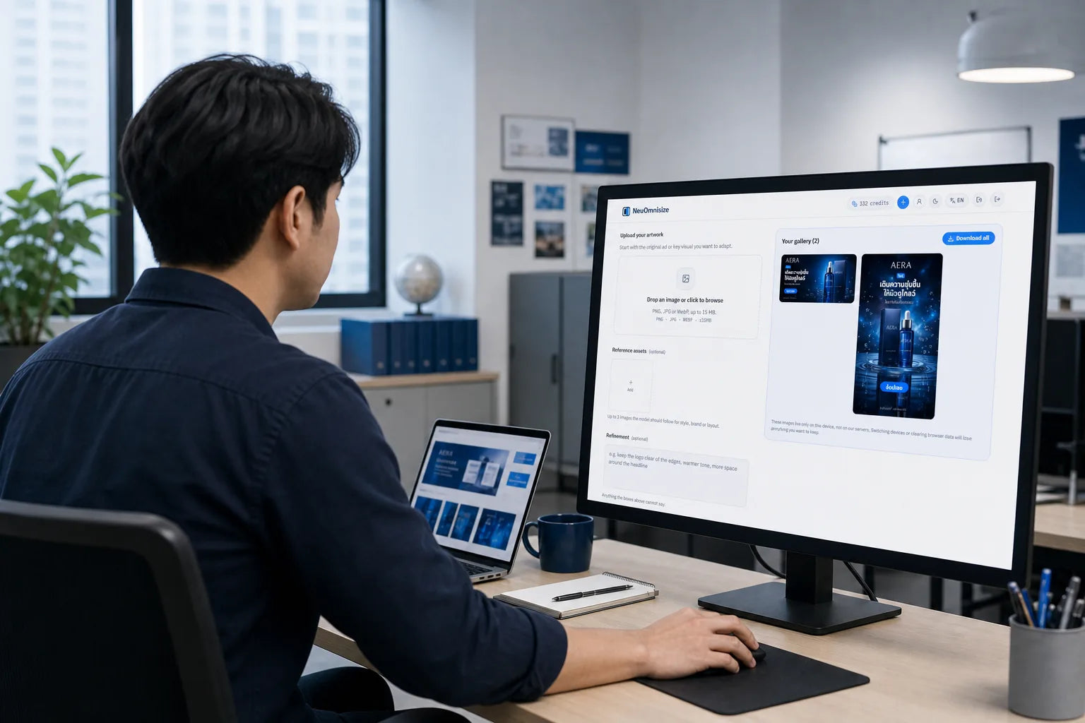 สมาชิกทีม Creative กำลังใช้ NeuOmnisize บนคอมพิวเตอร์ในสำนักงาน